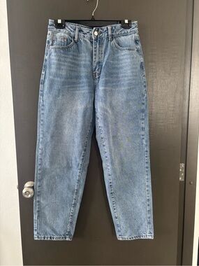 High-Rise Mom Fit Jeans - Light Wash - Size 28 - Like New
